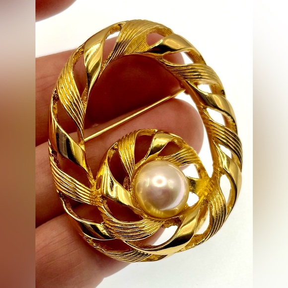 Vintage 70s Signed Christian Dior Runway Couture Gold Plated Faux Pearl Brooch - Picture 2 of 8